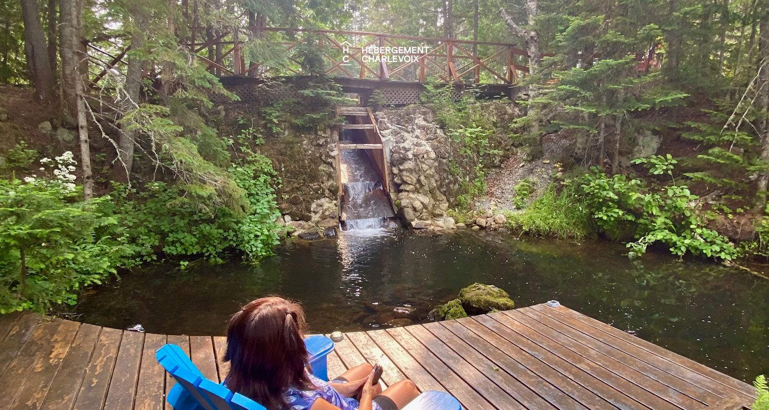 NIF-256 - Cottage on the edge of a lake with trail, waterfall and pond